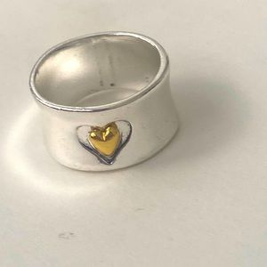 Pretty 925 marked silver ring with gold heart size 7 1/2